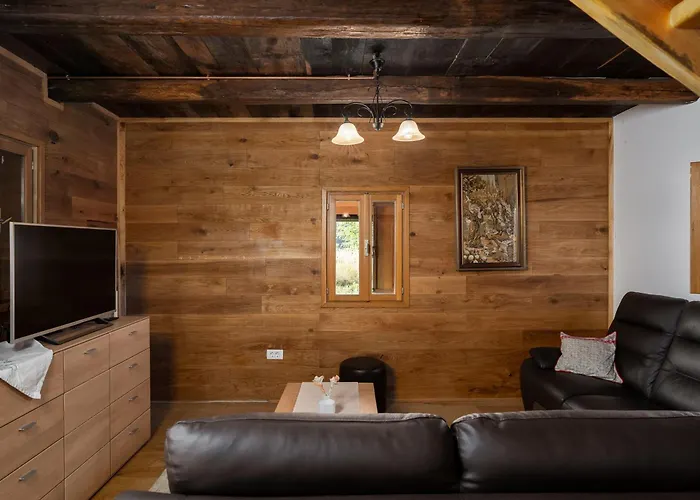 Mountain Hut Stara Hisa בקתה